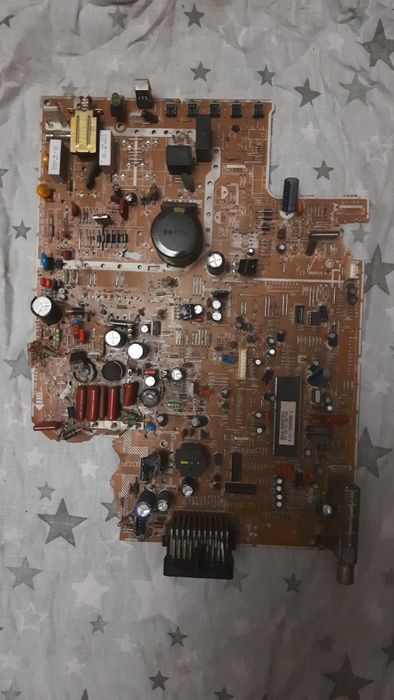 Плати з радіодеталями.