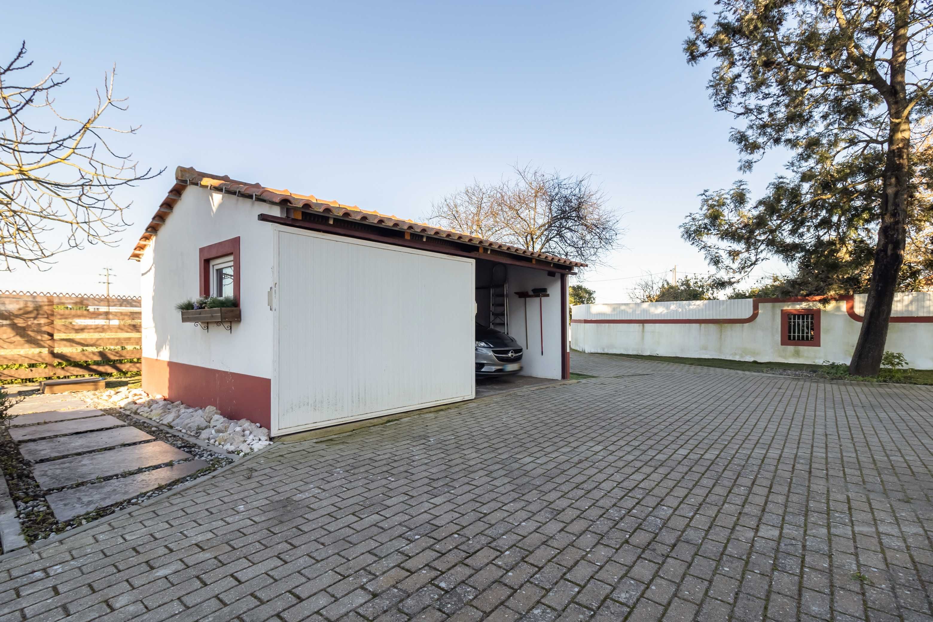2 Portões de Exterior Deslizante (2,9m x 1,9m cada)