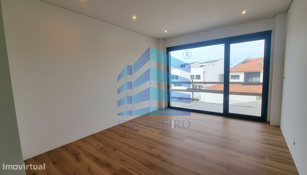 Apartamento T2 com Varanda e Lugar de Garagem