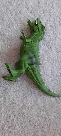 Dinozaur: średni, plastikowy, świecą mu się oczy i wydaje dźwięki
