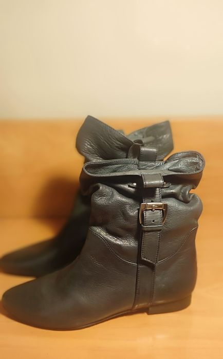 Botas em pele. Cinza escuro.