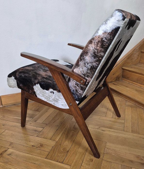 Odnowiony fotel PRL, proj. M Puchała, tapicerka "krowa", typ 300-123