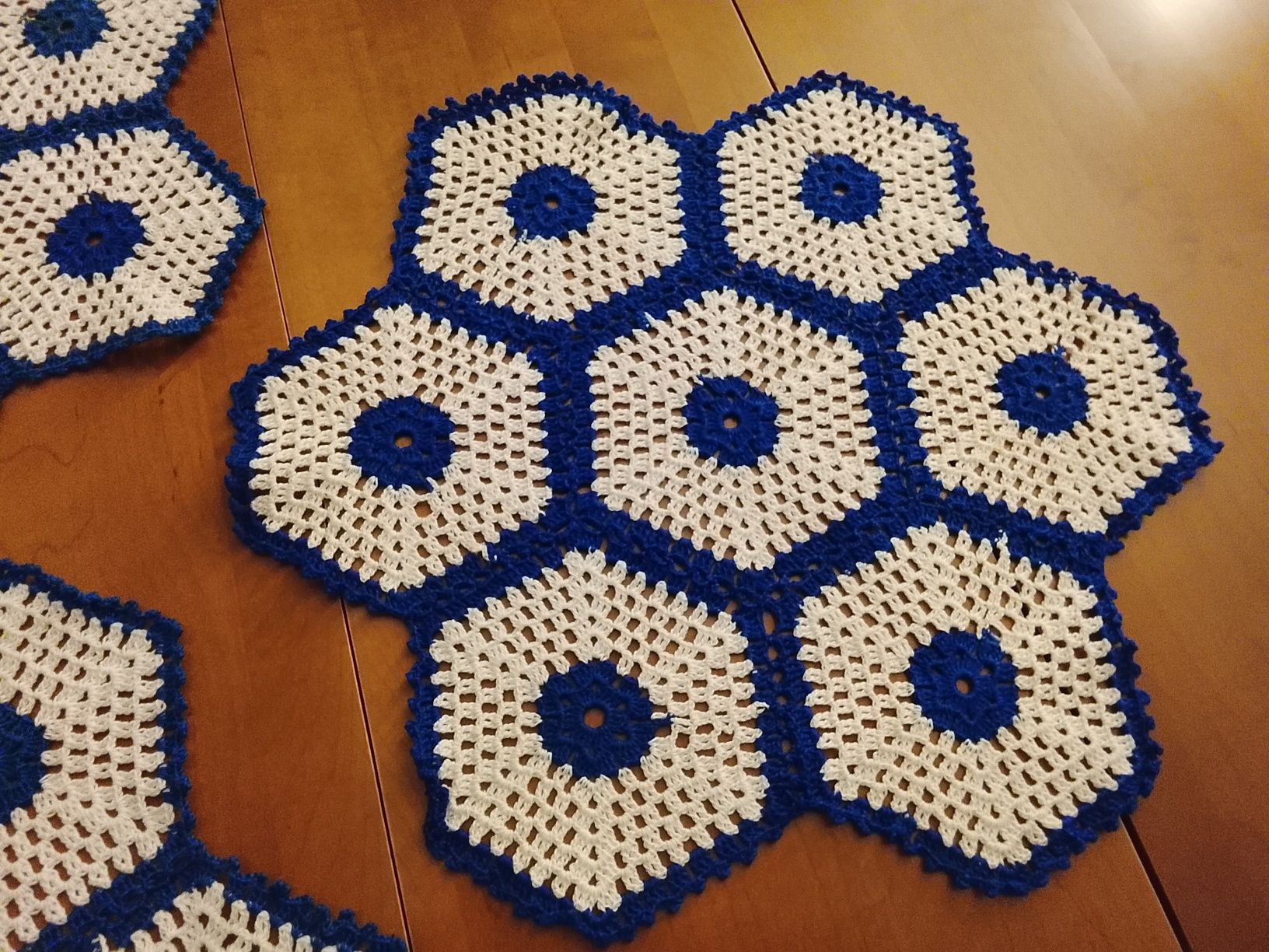 Conjunto de três naperons em crochê feitos á mão