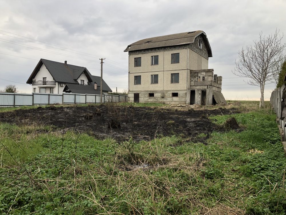 Земельна ділянка, та просторий двохповерховий будинок