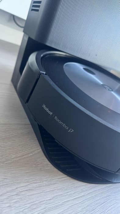 Robot Aspirador Roomba j7+ com Base de Esvaziamento – Excelente Estado