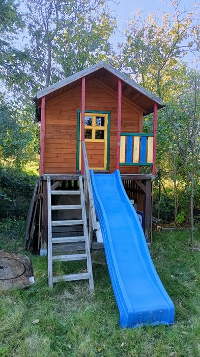 Domek drewniany dla dzieci ze zjeżdżalnią
