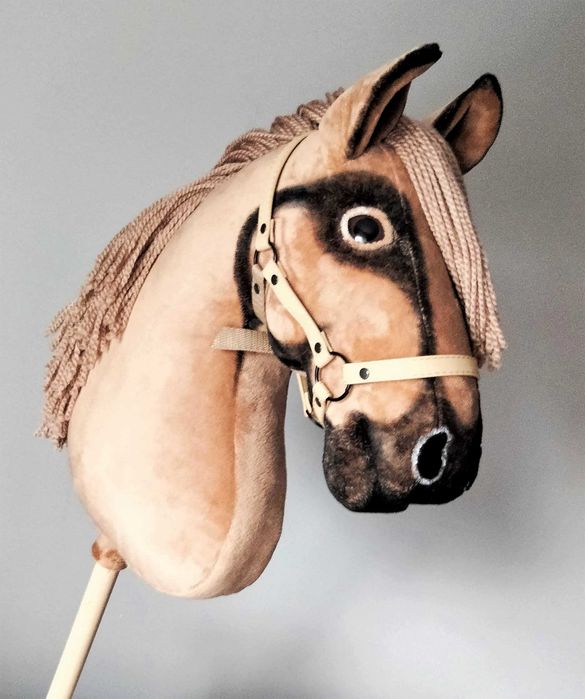 Hobby Horse jasno-kasztanowy z kantarem, koń na kiju - jak żywy!