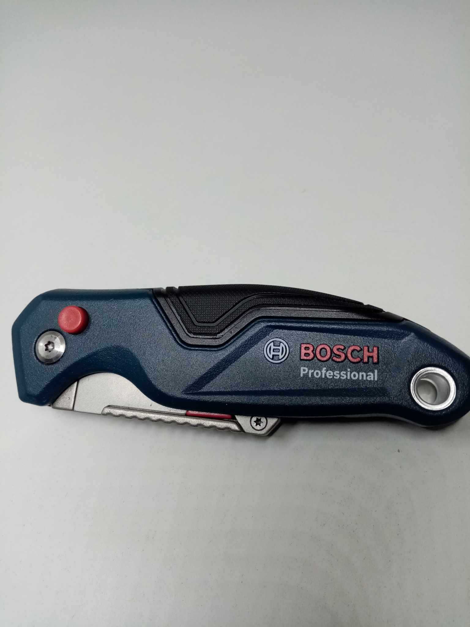 Nóż Bosch Professional z przegrodą na ostrza  + 2 ostrza