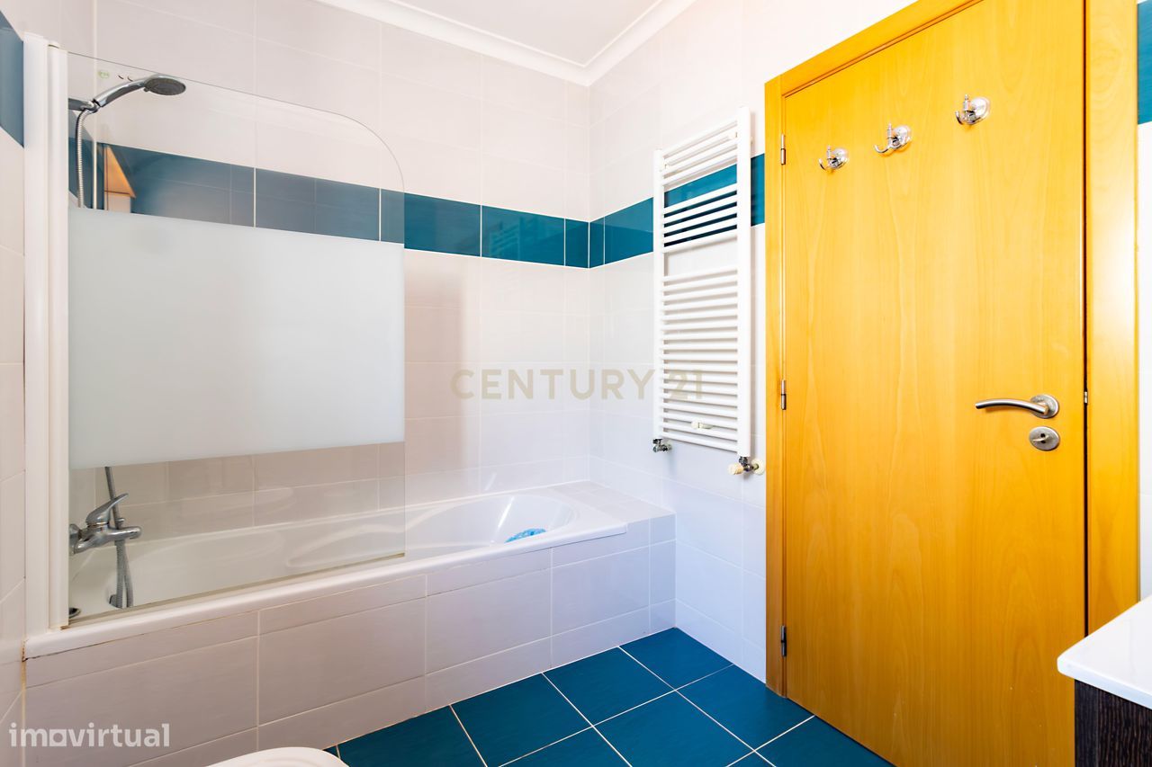 Moradia T4 com Piscina Privativa na Marinha Grande