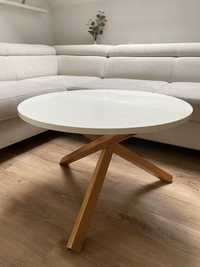 Biały stolik kawowy na bukowych nogach w stylu skandynawskim