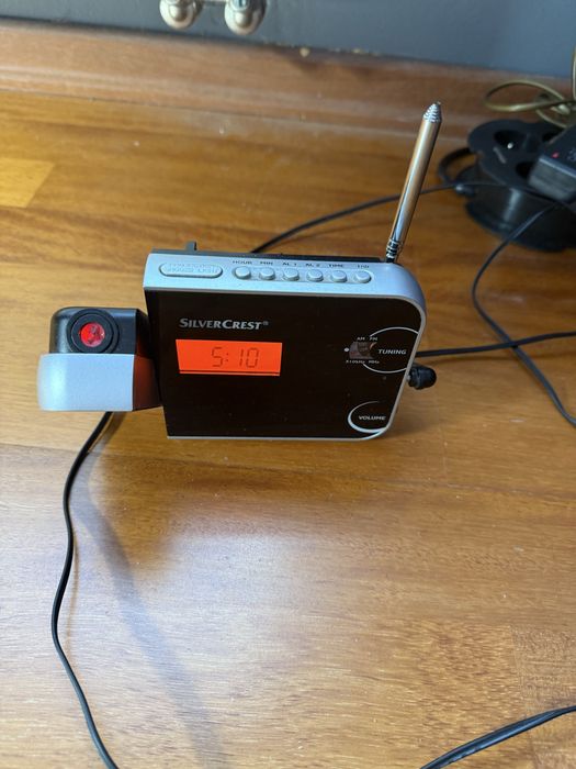 Budzik z projektorem /radio