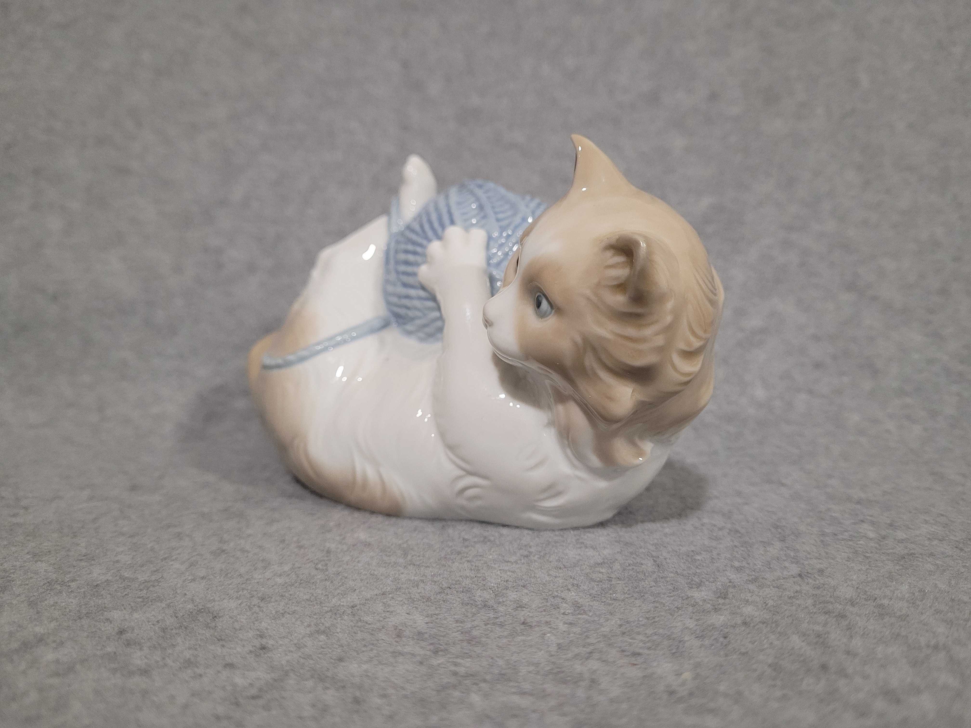 Статуэтка " Кот с клубком " Nao Lladro . Испания 15х10.5 см.