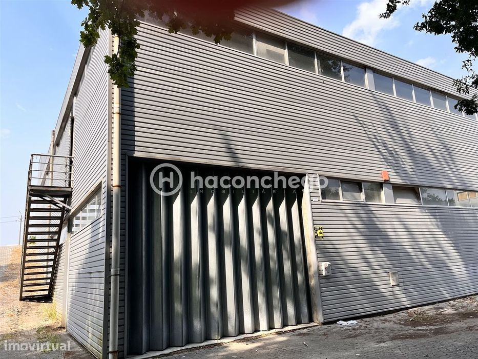 Armazém com 359 m2 para arrendamento em Manhente, Barcelos