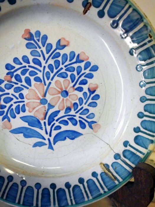 antigo prato em faiança portuguesa com flores azuís