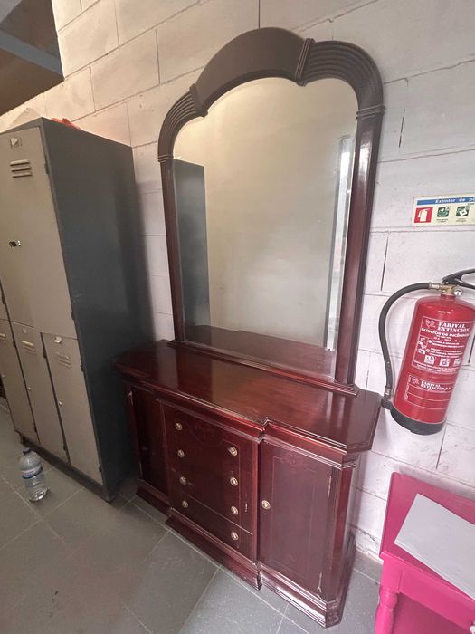 Aparador com espelho