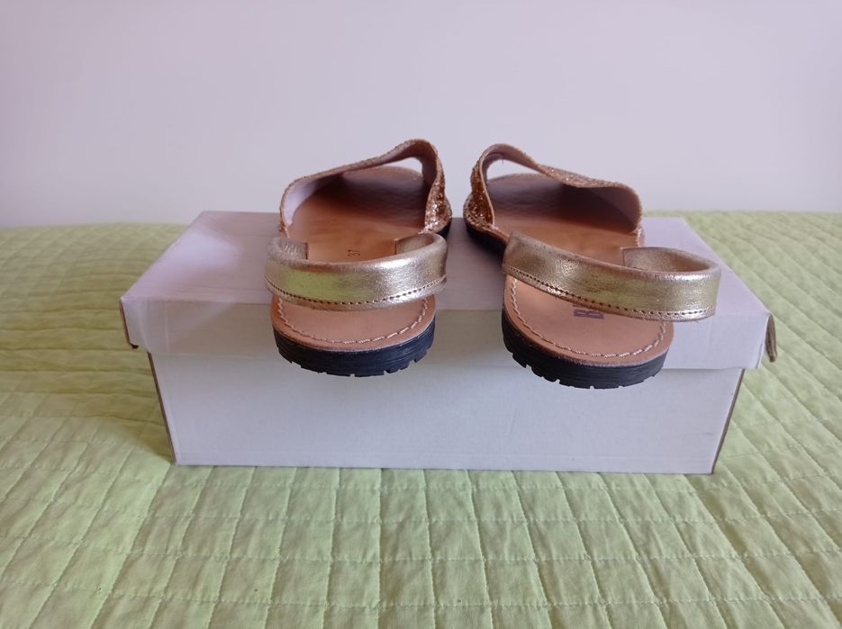 Sandalias douradas mulher