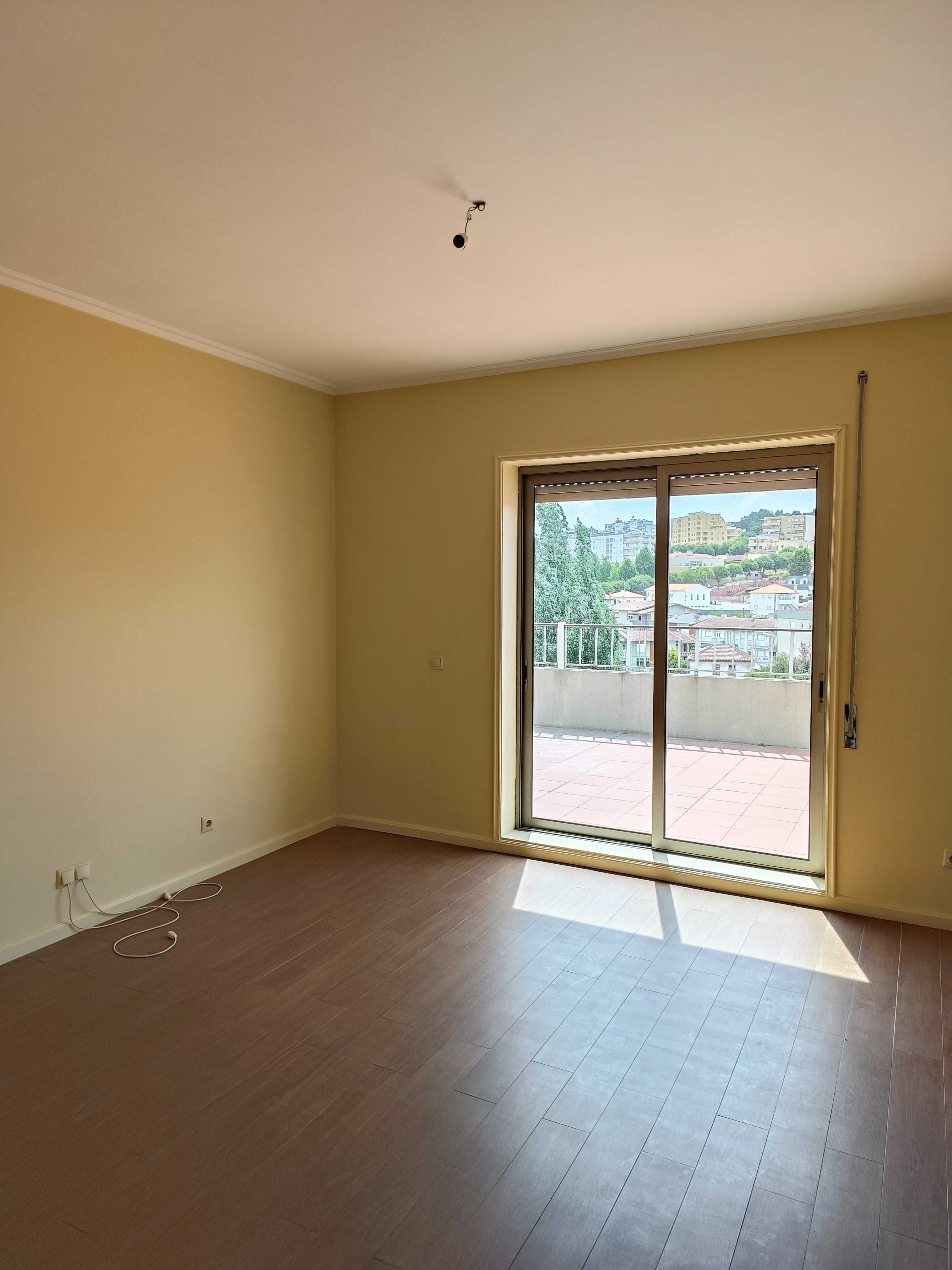 Arrendo apartamento T3 no centro de S. João da Madeira