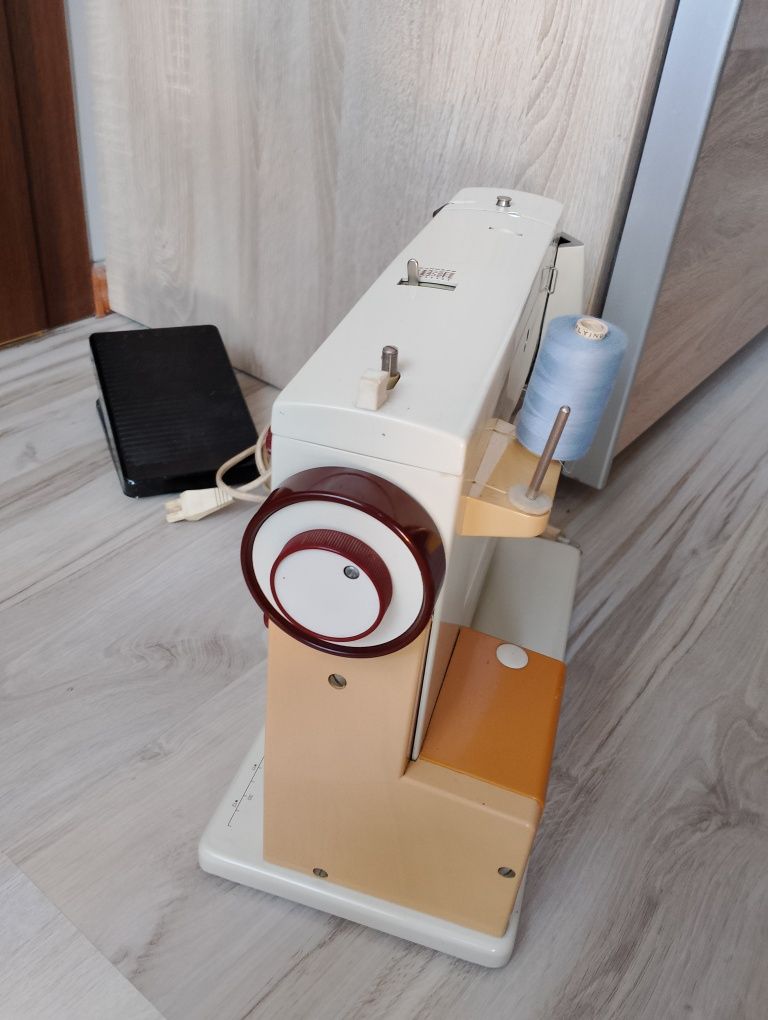Maszyna do szycia "Bernina 807 minimastic" Sprawna