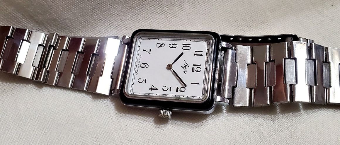 Фирменные часы "Луч" с белым циферблатом марка ссср