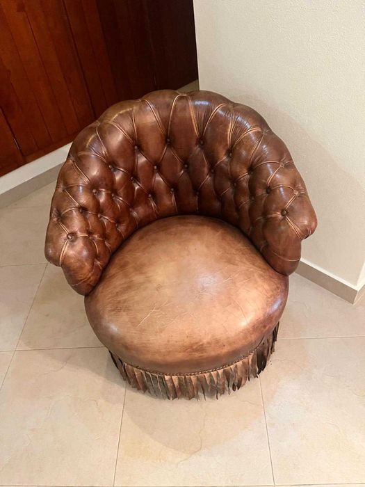 Cadeirão em couro antigo