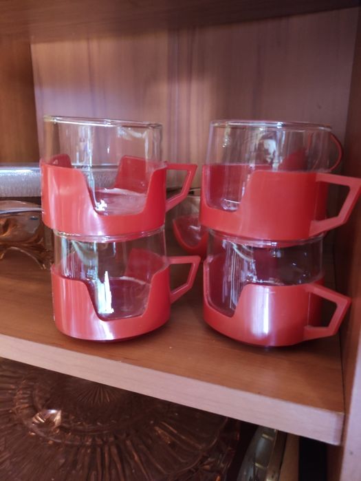 Szklanki w plastikowych czerwonych koszyczkach vintage retro PRL DDR