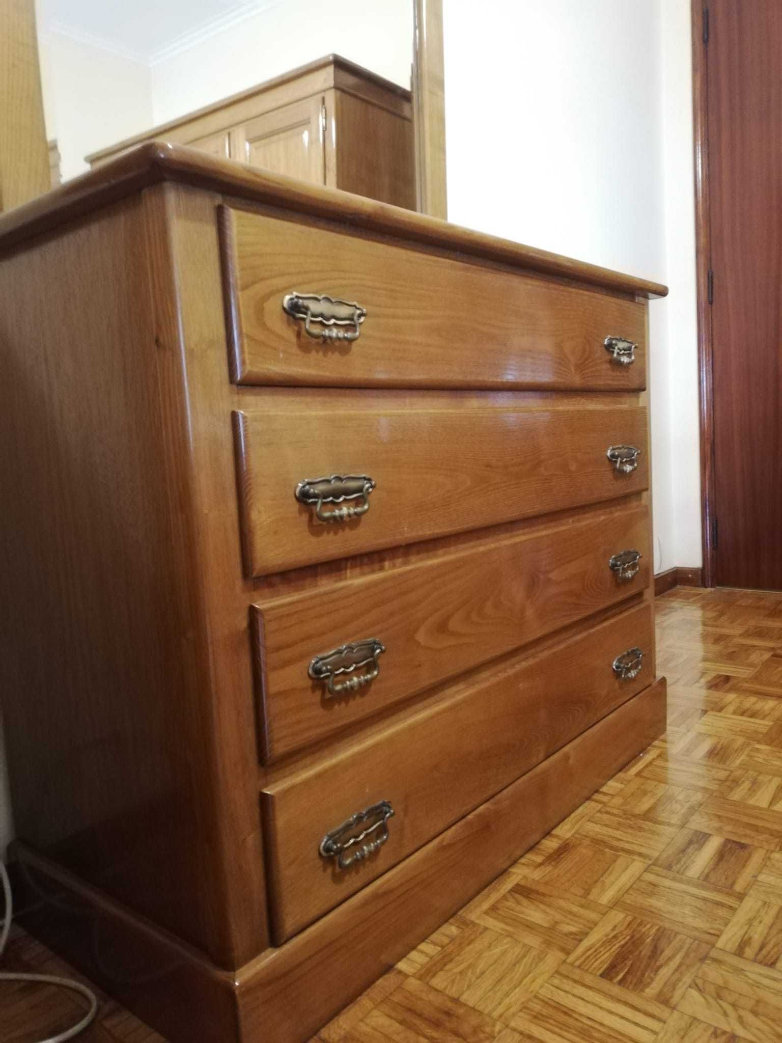Cama, cómoda e mesas de cabeceira