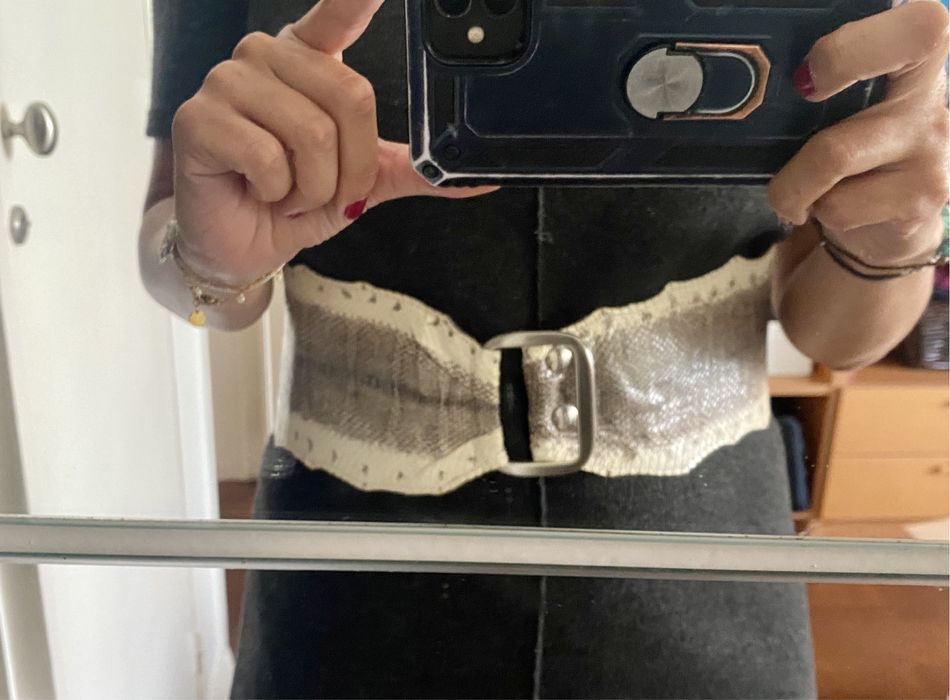 Cinto em pele de cobra. Novo