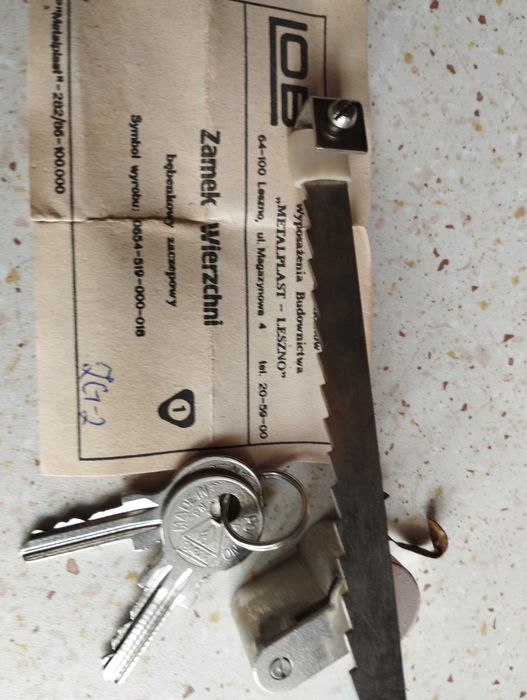 Zamki nawierzchniowe do witryn szklanych