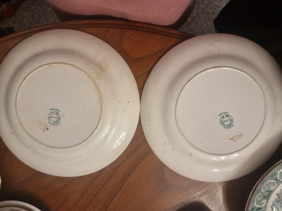 Dois pratos antigos Sacavém, Estátua de Gilman