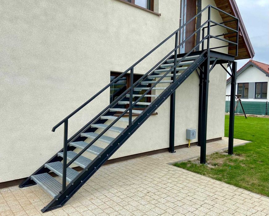 Schody metalowe, stalowe, nowoczesne, loft, na jednej belce, samonośne