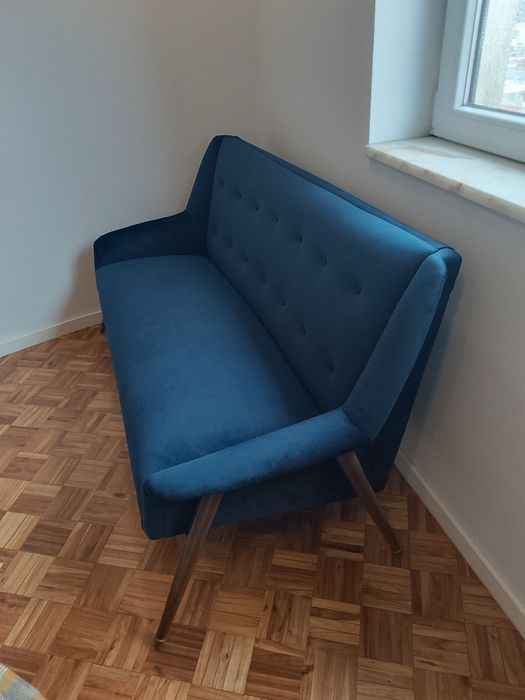 Sofá 3 lugares azul escuro com pés em agulha