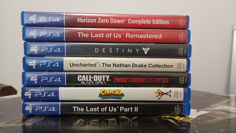 PS4 Slim 1TB + Jogos + Comandos + Base Refrigeração