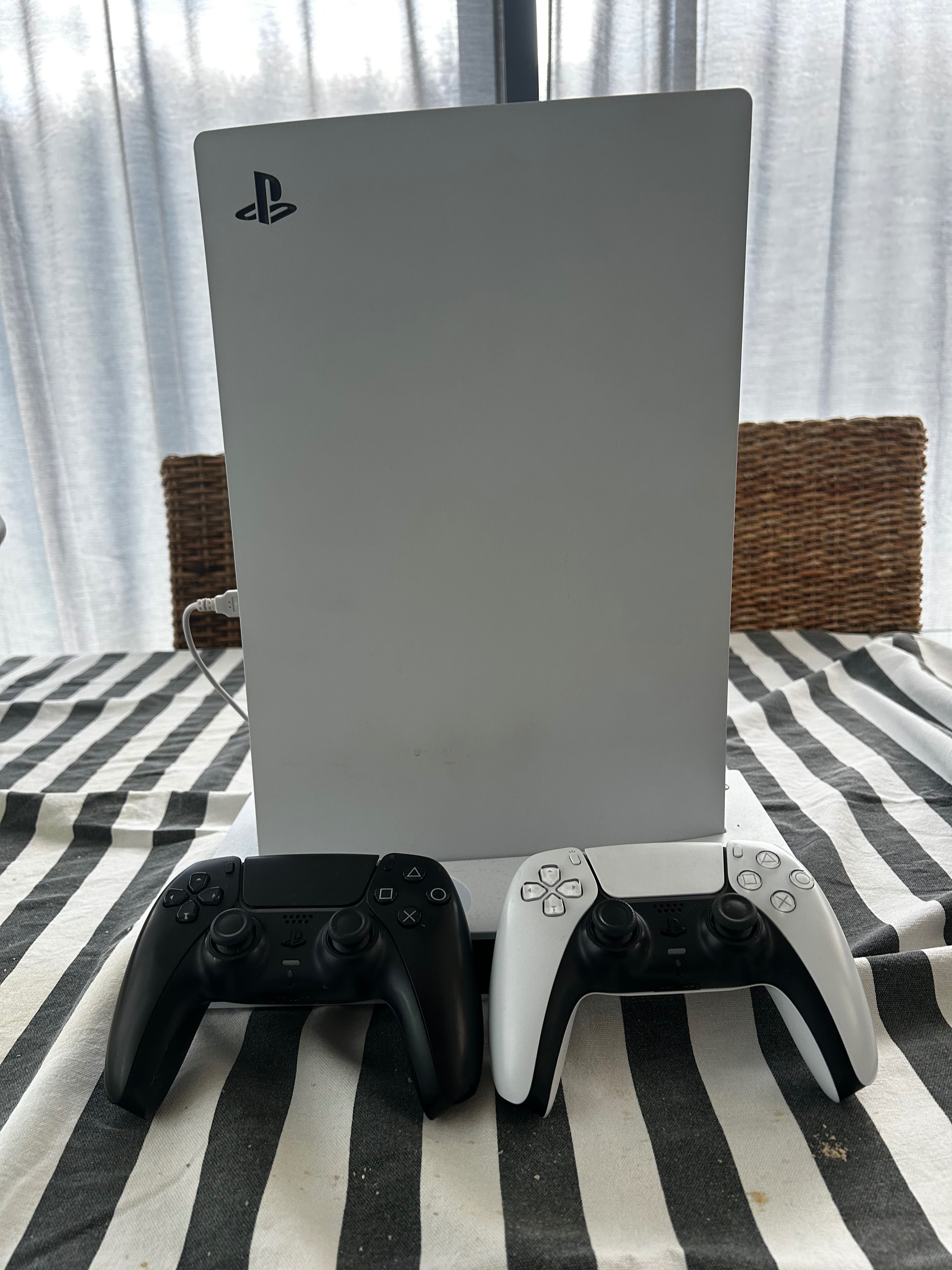 PlayStation 5 com 2 comandos