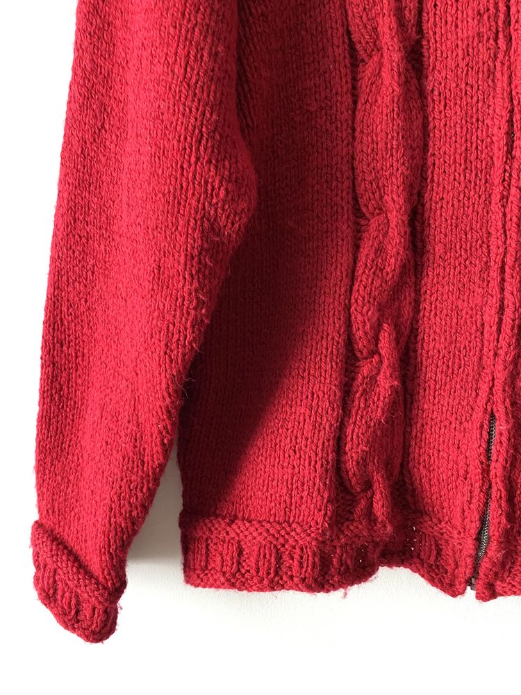Czerwony welniany sweter kardigan pleciony warkocz gruby splot