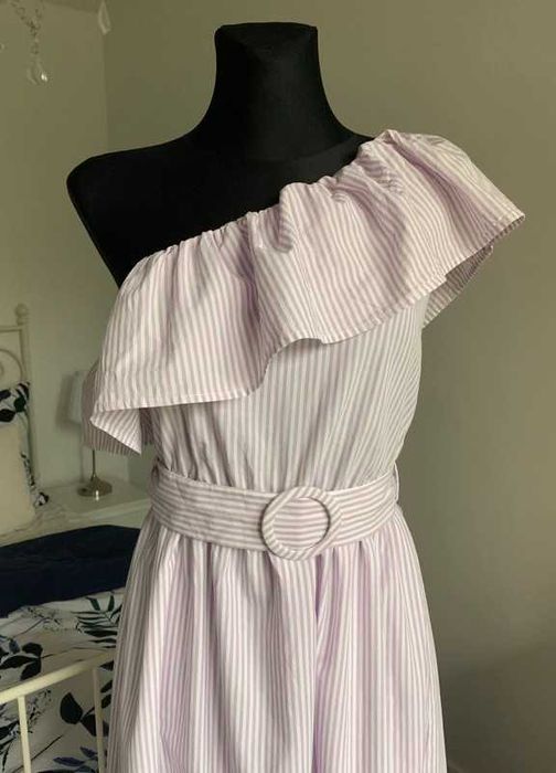 Mango letnia sukienka midi na jedno ramię w paski z falbaną 80s retro