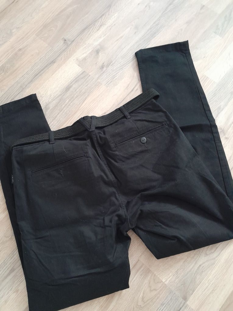 Czarne jeansy męskie z paskiem Slim Fit  Cropp