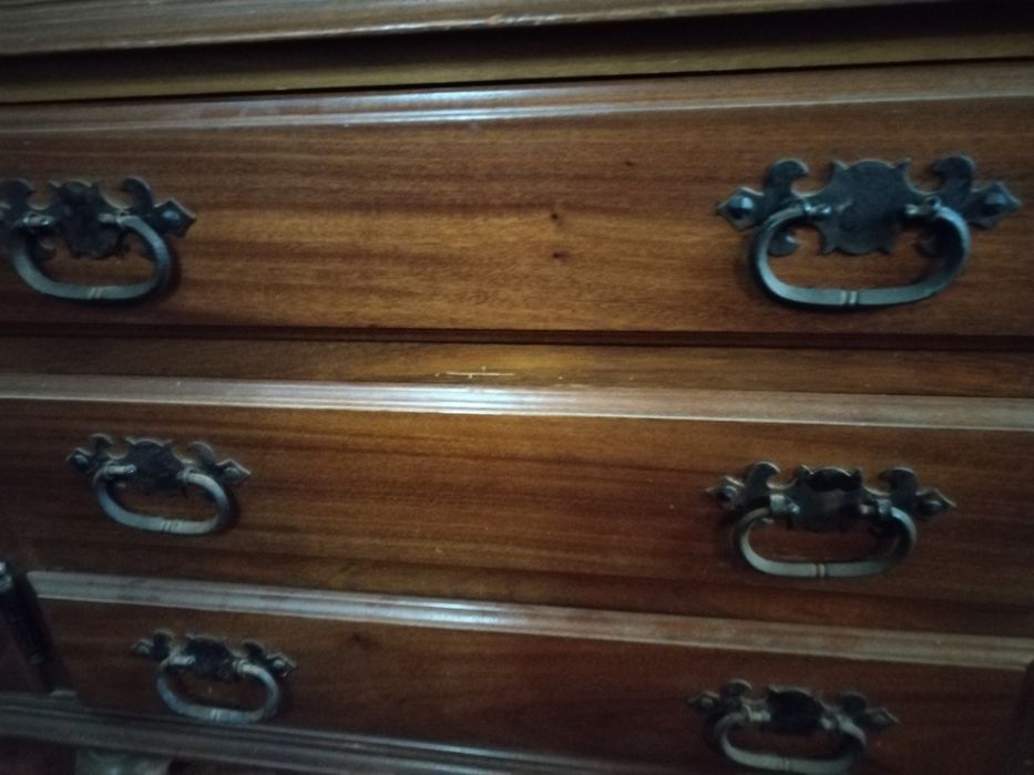 Móvel cristaleira castanho médio