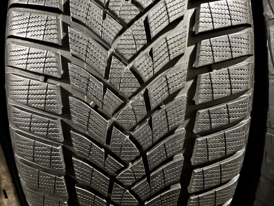 275/40 r22 Goodyear 2шт.