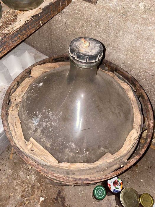 Бутиль в кошику з дерева та металу