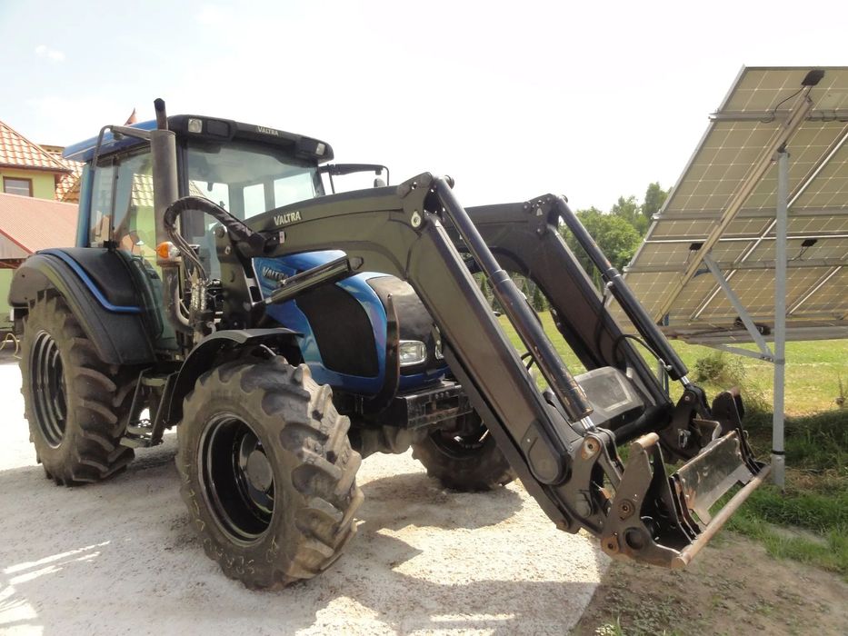 Valtra N92  VALTRA N92 z turem Valtra