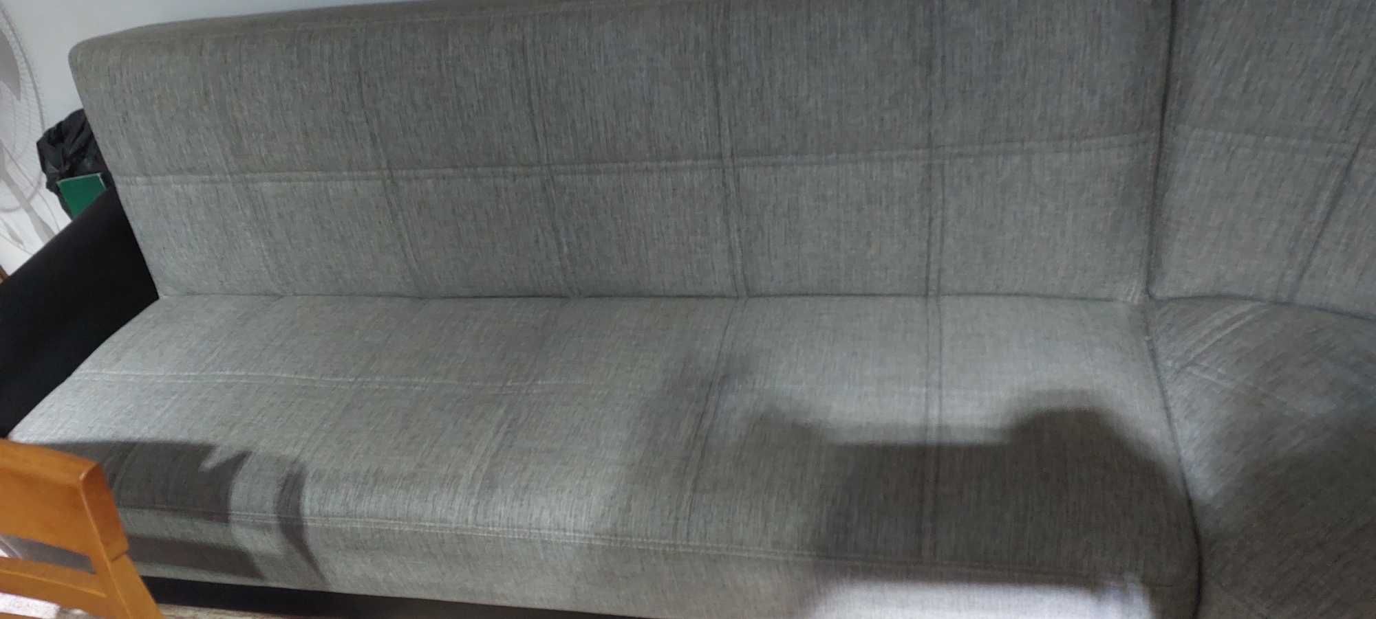 Sofá de Canto com arrumação e faz de cama.