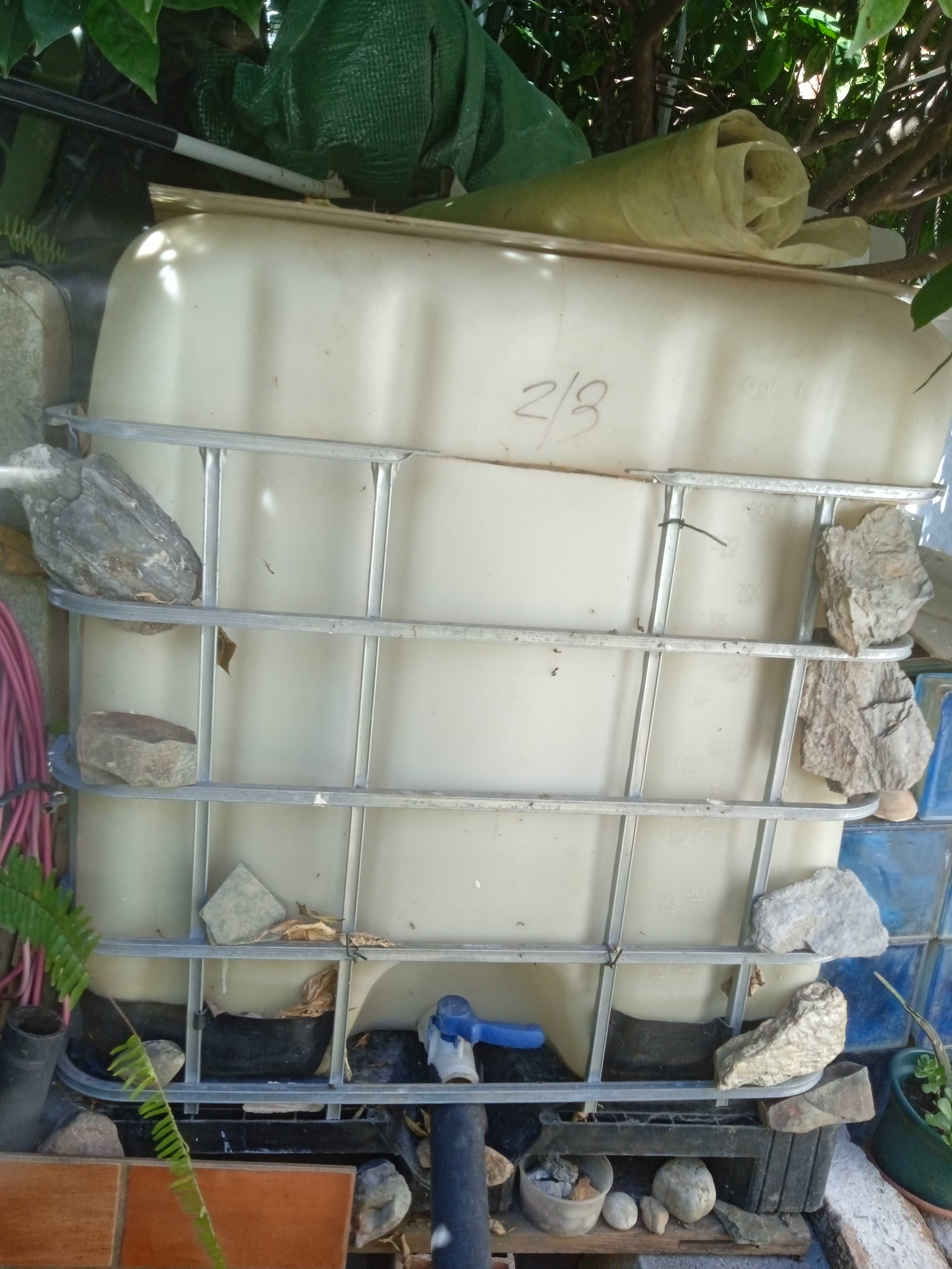 Depósito água usado .em bom estado.