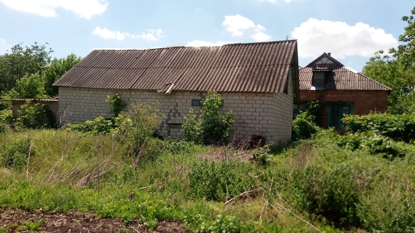 Будинок (газ, світло, вода) +2 га землі біля будинку з документами
