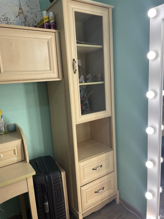 Меблі для дитяої : стіл, шкаф, вітрина, полка для книг. Дитяча