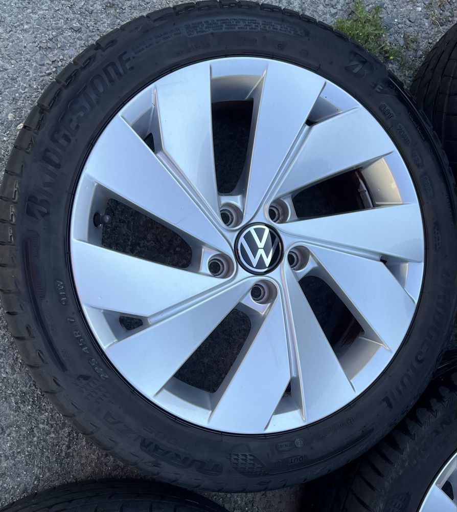 Oryginalne kola Volkwagen Golf 8 z oponami letnimi 225/45