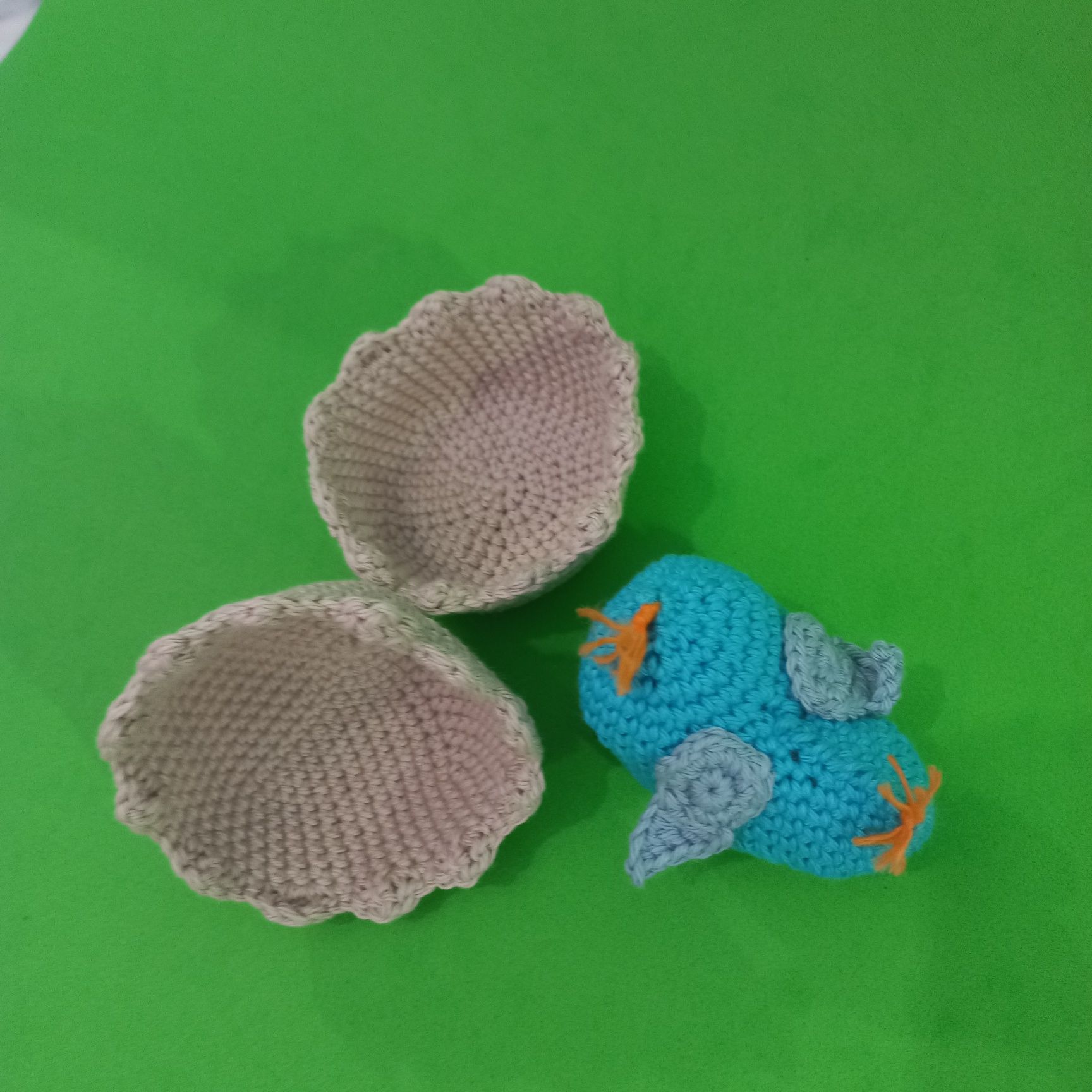 Ovo com pintainho feito em croché e algodão