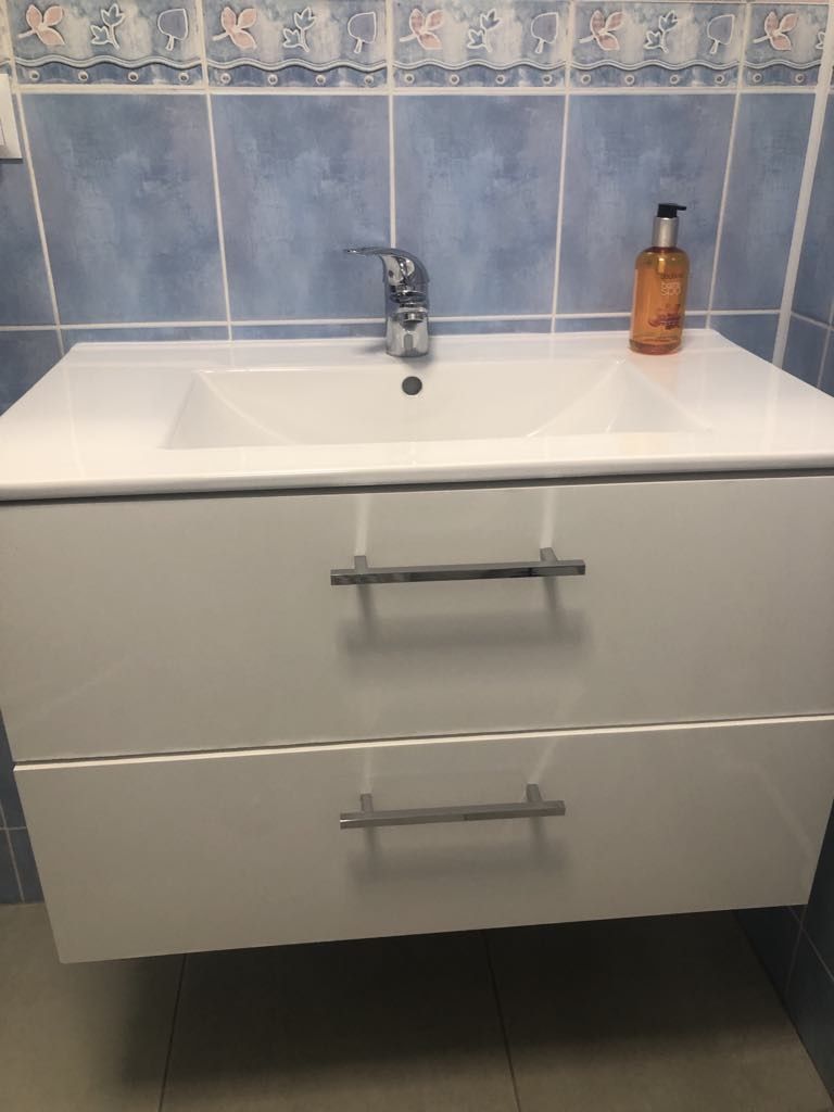 Szafka wisząca łazienkowa  z umywalką i baterią Grohe. Stan bdb.