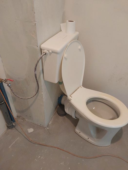 Miska wc stojąca ze spłuczką komplet