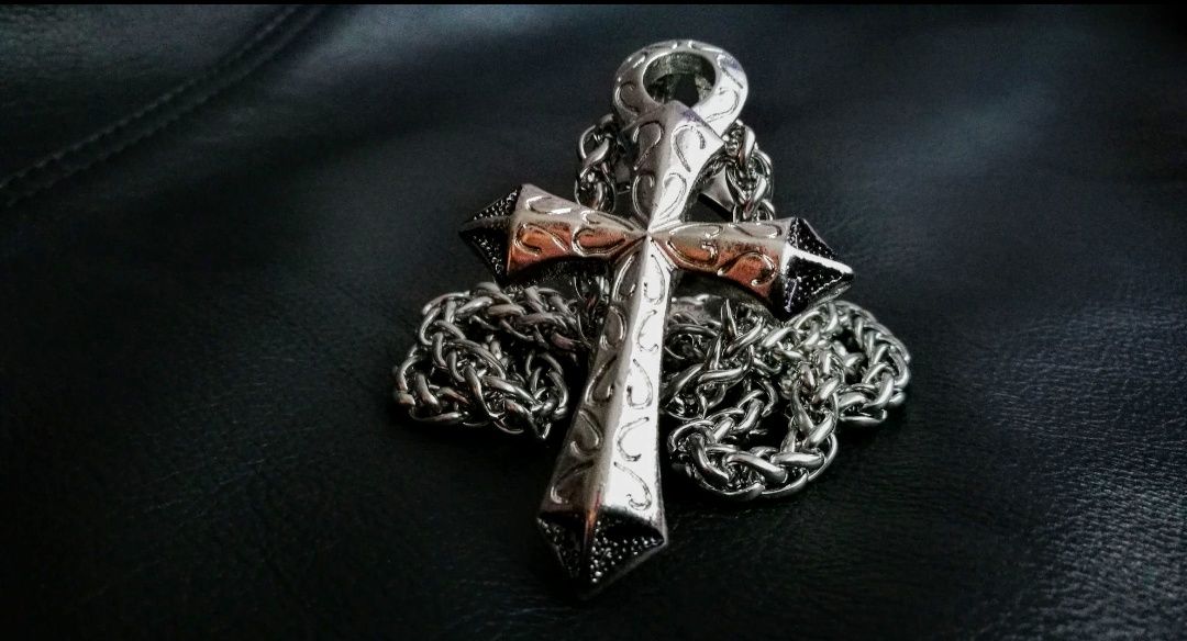 Efektowny ciężki masywny gotycki krzyż wisiorki zawieszki łańcuszki