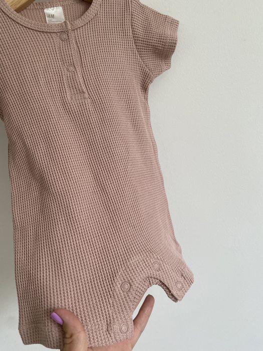 Pajac rampers kombinezon h&m 62 pudrowy róż struktura waflowa